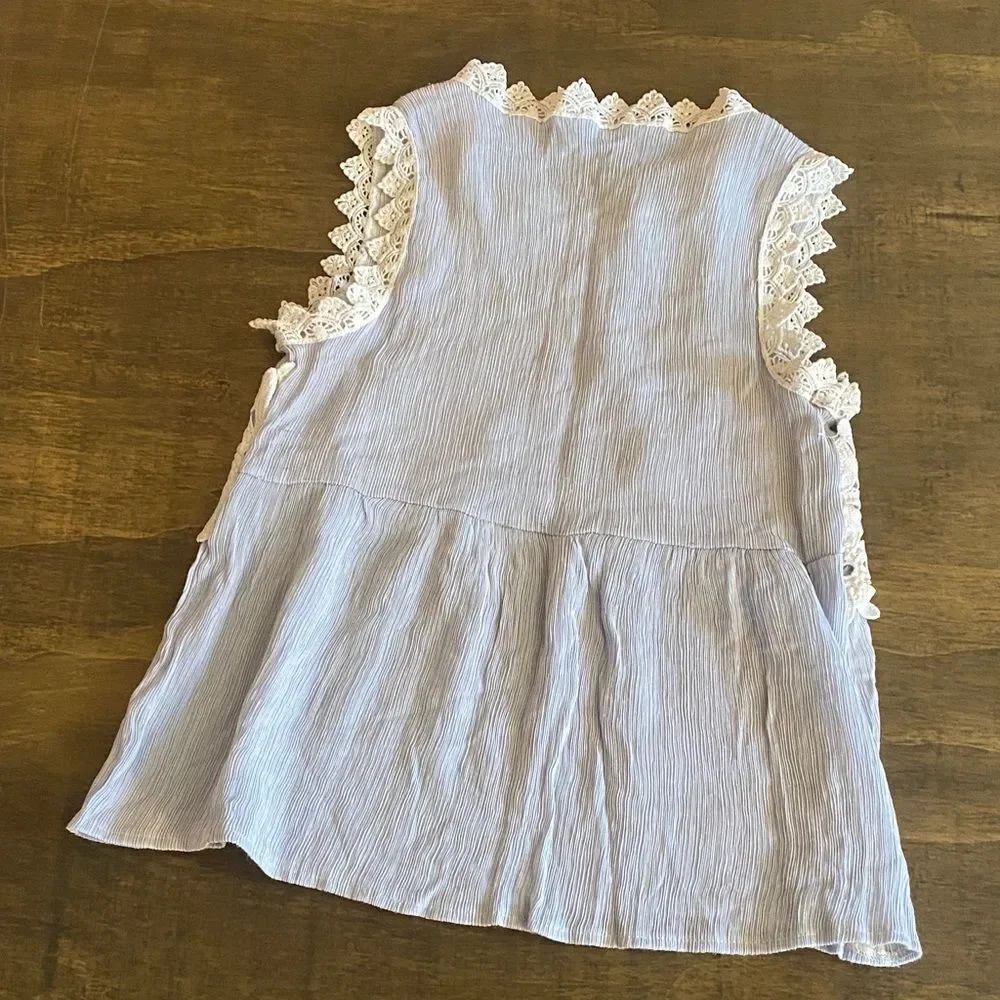 Floral Lace Light Blue and Cream Sleeveless Blouse - Picture 5 of 6